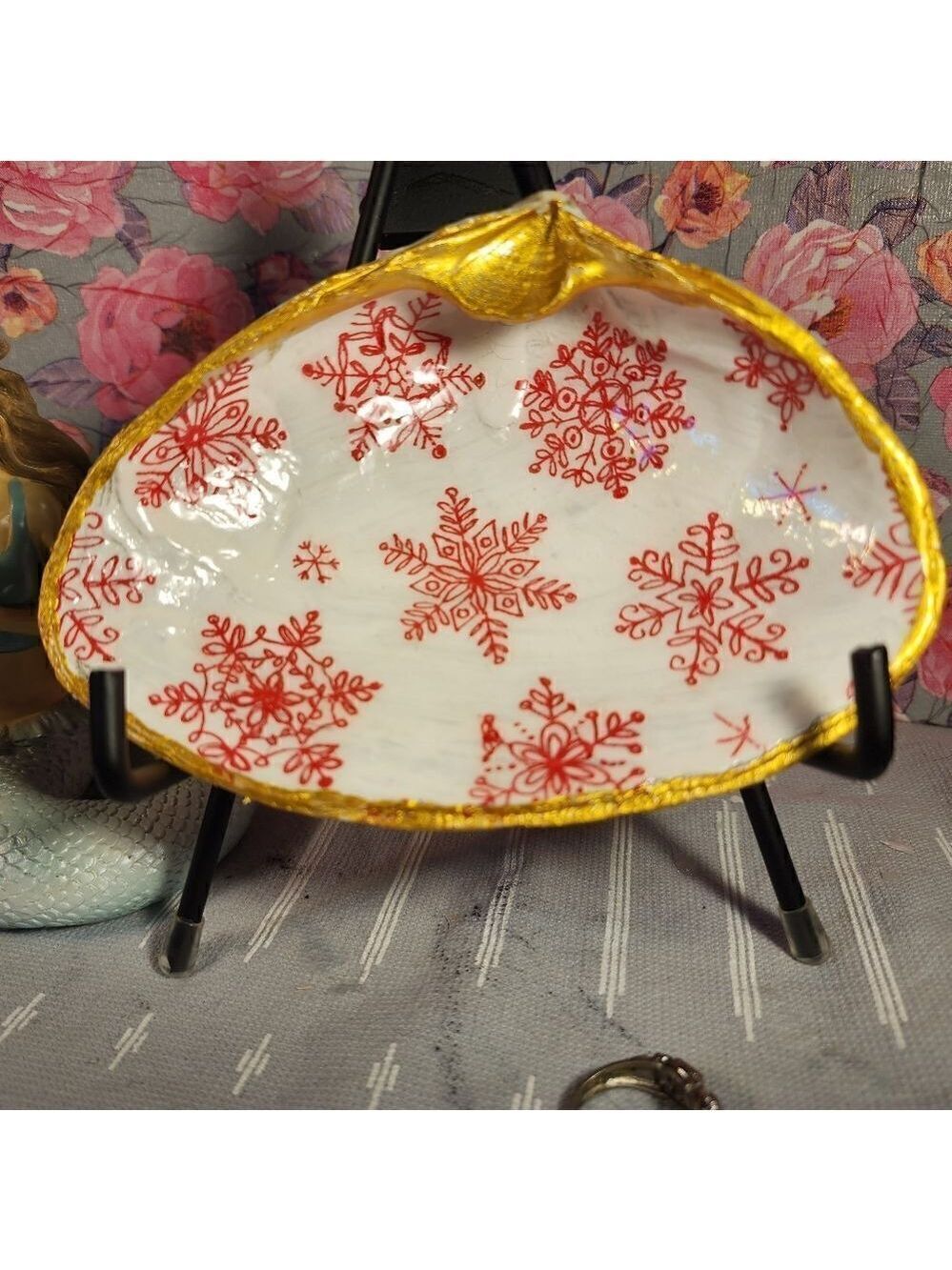 DECOUPAGE CLAM SHELL DECOUPAGE RED SNOWFLAKES ❄️ ON A CLAM SHELL TRINKET DISH